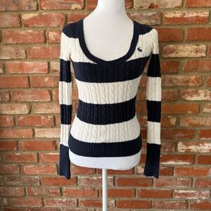 Y2K Abercrombie Striped Navy and Cream Women's Sweater